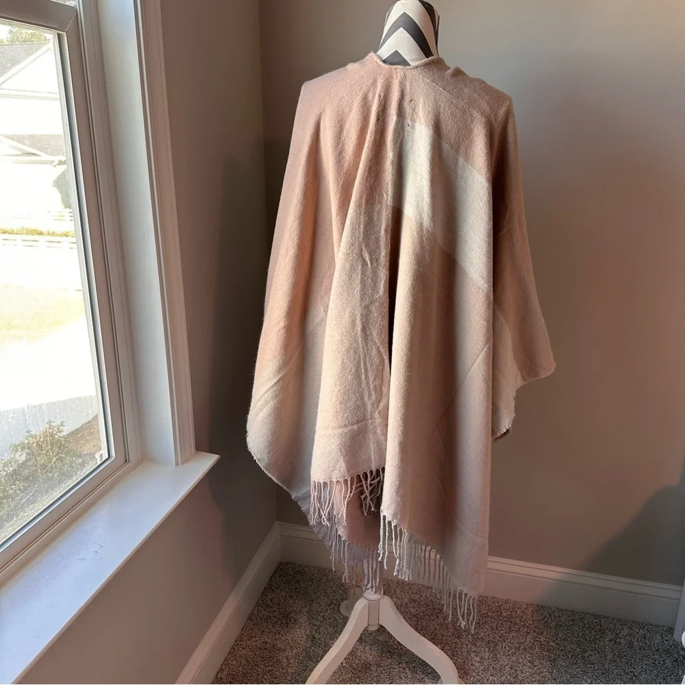 NWT SOIA & KYO Pink & Tan Colorblock Fringed Wrap Poncho Scarf Cardigan